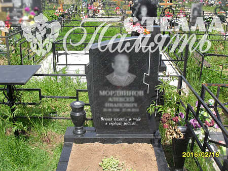 Гранитный памятник с крестом 1162